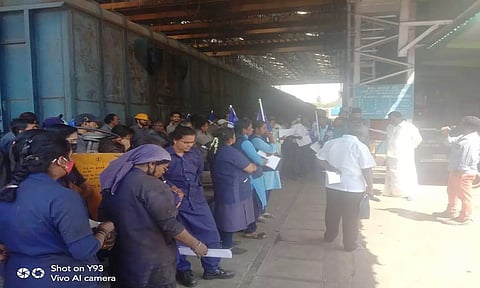 ஜோலார்பேட்டை ரெயில் நிலையத்தில் ரெயில்வே ஊழியர்கள் ஆர்ப்பாட்டம் செய்த காட்சி.