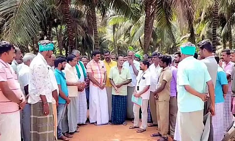 மின்வாரிய அதிகாரிகளை விவசாயிகள் சிறை பிடித்த போது எடுத்த படம்.