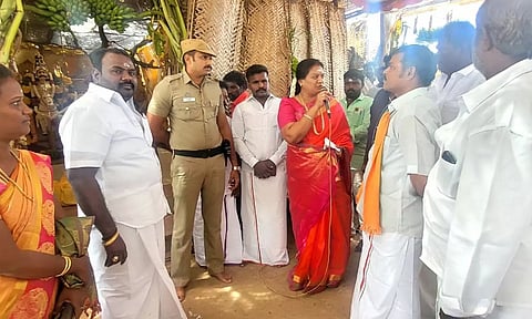 கோவில் விழாவில் பா.ஜனதா மாநில துணைத்தலைவர் சசிகலா புஷ்பா அன்னதான நிகழ்ச்சியை தொடங்கி வைத்து பேசிய காட்சி. அருகில் தூத்துக்குடி மாவட்ட பா.ஜ.க. பொதுச் செயலாளர் உமரி சத்தியசீலன் மற்றும் நிர்வாகிகள் உள்ளனர்.