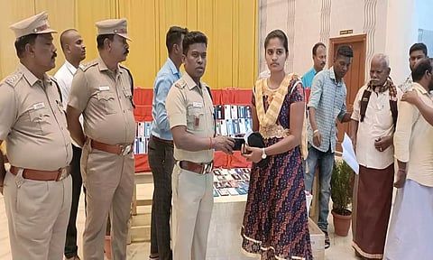 திருடு போன செல்போன்கள் மீட்டு உரியவர்களிடம் ஒப்படைக்கப்பட்ட காட்சி.