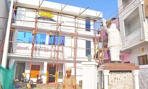 நாகர்கோவில் திமுக அலுவலகத்தில் திறப்பு விழாவுக்கு தயாராக இருக்கும் கருணாநிதி சிலை