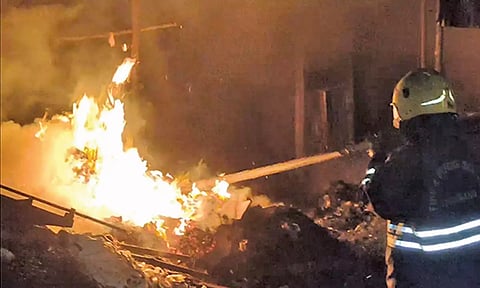 திருவள்ளூரில் பழைய இரும்பு கடையில் தீ விபத்து- 25 கிராமங்களுக்கு மின்சாரம் துண்டிப்பு