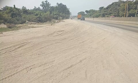 வண்டலூர் அருகே சாலையில் குவிந்த மணலால் விபத்து அபாயம்