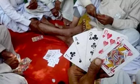 பணம் வைத்து சூதாடிய 8 பேர் கைது,