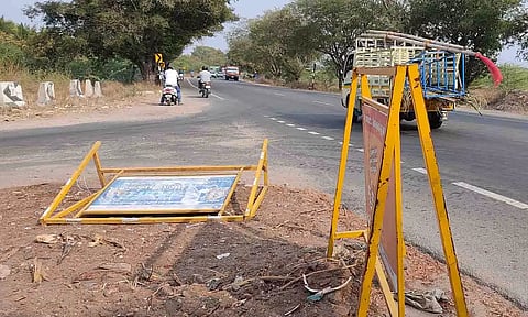 தடுப்புகள் அகற்றப்பட்டுள்ளதை படத்தில் காணலாம்.