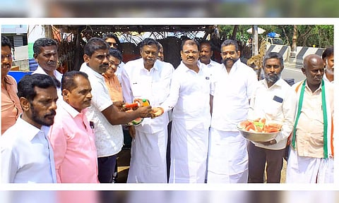 தனுஷ்கோடி ஆதித்தன் பொதுமக்களுக்கு பழங்கள் வழங்கிய காட்சி.