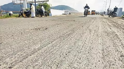 வேலூரில் கிடப்பில் போடப்பட்ட சாலை விரிவாக்க பணி