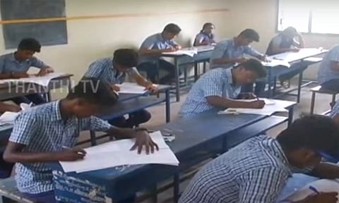 100% தேர்ச்சிக்காக மாணவர்கள் காப்பியடிக்க அனுமதி.. ஆசிரியர்கள் வெளியிட்ட அதிர்ச்சி தகவல்