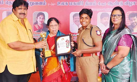 சாதனை படைத்த பெண்களுக்கு விருது வழங்கப்பட்ட காட்சி .