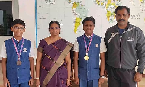 மாணவர்களை பள்ளி நிர்வாகத்தினர் பாராட்டிய காட்சி.