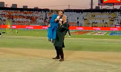 பாகிஸ்தான் பிரீமியர் லீக்: தொகுப்பாளரை தூக்கிய டேனி மோரிசன்- வைரலாகும் வீடியோ