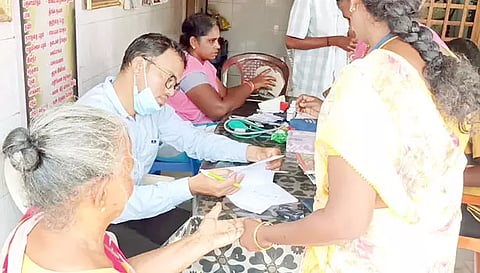 வேகமாக பரவும் வைரஸ் காய்ச்சல்: தஞ்சை மாவட்டத்தில் முகாம்களில் பொதுமக்களுக்கு காய்ச்சல் பரிசோதனை