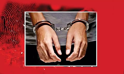 தூத்துக்குடியில் மினி பஸ் டிரைவர், கண்டக்டருக்கு அடி உதை- வாலிபர் கைது