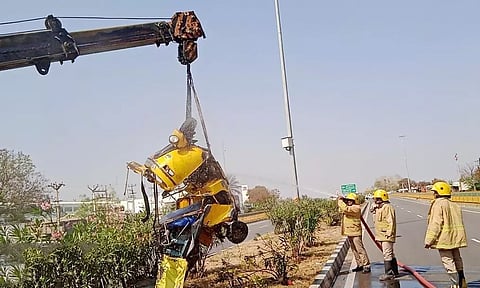 சேதமடைந்த ஆட்ேடா கிரேன் மூலம் அப்புறப்படுத்தப்பட்டதை படத்தில் காணலாம்.