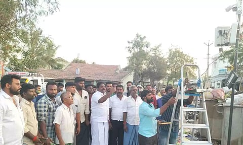 கே.வி.ஆர். நகர் பகுதியில் கண்காணிப்பு கேமரா பொருத்தும் பணியை கவுன்சிலர் அன்பகம் திருப்பதி தொடங்கி வைத்த போது எடுத்த படம்.