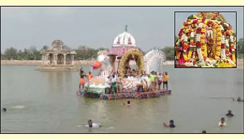 பொய்கைகரைப்பட்டியில் இன்று தெப்ப உற்சவம் நடந்தது.