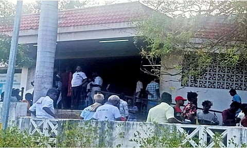 இறந்தவர் உடல்களை எரிப்பதற்கு கூடுதல் கட்டணம் கேட்டதாக கூறி பொதுமக்கள் வாக்குவாதத்தில் ஈடுபட்ட காட்சி.
