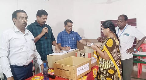 அரூரில் நடைபெற்ற தேர்வு மைய கண்காணிப்பாளர் பணியிடத்தை குலுக்கல் முறையில் தேர்வு செய்யப்பட்டது.