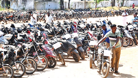  வாகனங்களை ஏலம் எடுத்தவர்கள் ஓட்டி சென்ற காட்சி.