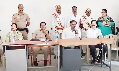 வடமாநில தொழிலாளர்களிடம் கலெக்டர் மகாபாரதி குறைகளை கேட்டறிந்தார்.