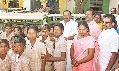 சத்திரப்பட்டி அரசு ஆண்கள் மேல்நிலைப்பள்ளி மாணவர்களுக்கு தேவையான கல்வி உபகரணங்களை அமைச்சர் அர.சக்கரபாணி வழங்கினார்.