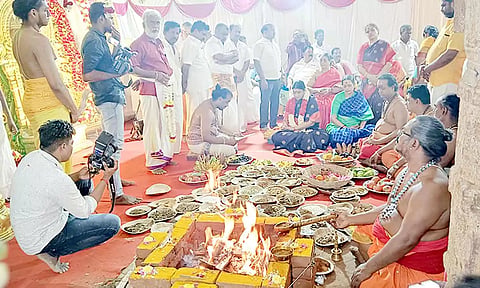 அமிர்தகடேஸ்வரர் கோவிலில் துர்கா ஸ்டாலின் சிறப்பு பூஜைகள் செய்து வழிபட்டார்.