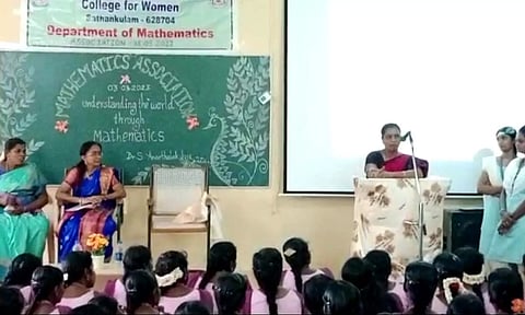 கணிதவியல் மன்ற விழா நடைபெற்றபோது எடுத்த படம்.