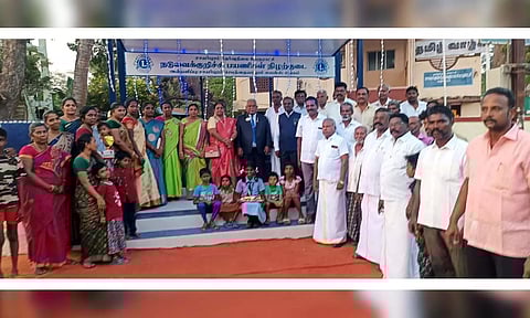 நடுவக்குறிச்சியில் புதிதாக அமைக்கப்பட்ட பயணிகள் நிழற்குடை திறப்பு விழா நடைபெற்ற போது எடுத்தபடம்.