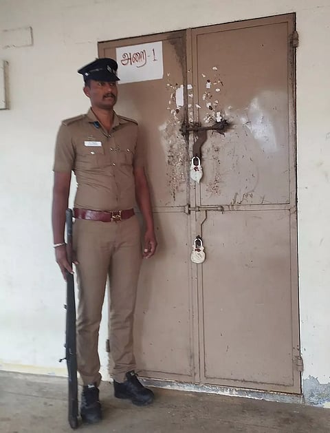 ஈரோடு மாவட்டத்தில் பிளஸ்-2 பொதுத்தேர்வு 105 மையங்களில் நடக்கிறது