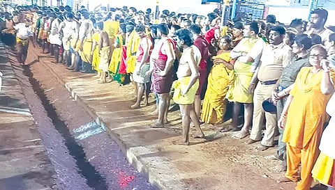 தீ மிதித்த பக்தர்களை படத்தில் காணலாம்.