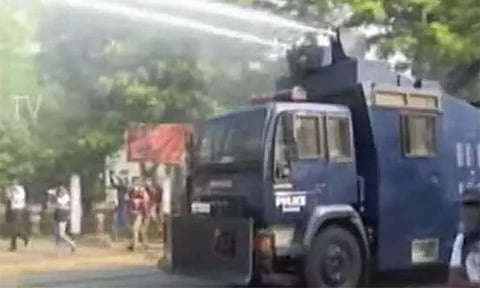 போராட்டம் நடத்திய மாணவர்கள் மீது கண்ணீர் புகை குண்டு வீசி தாக்குதல்- மன்னிப்பு கோரிய காவல்துறை