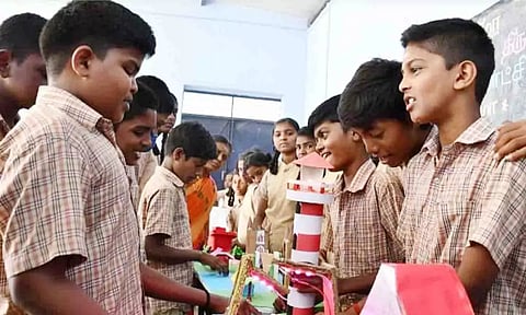 மாணவர்கள் புதிய கண்டுபிடிப்புகளை காட்சிப்படுத்தியிருந்ததை படத்தில் காணலாம்.