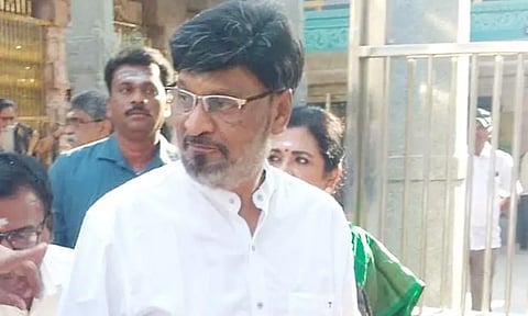 இயக்குனர் பாக்யராஜ் தனது மனைவி பூர்ணிமாவுடன் பழனி கோவிலுக்கு வந்தார்.