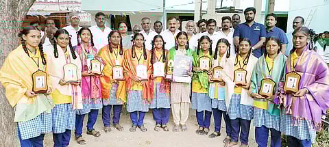 மகளிர் தினத்தை முன்னிட்டு செயற்கைகோள் உருவாக்கிய திருமங்கலம் அரசு பெண்கள் மேல்நிலைப்பள்ளி மாணவிகளுக்கு, மாணிக்கம் தாகூர் எம்.பி. பொன்னாடை அணிவித்து பாராட்டினார். 