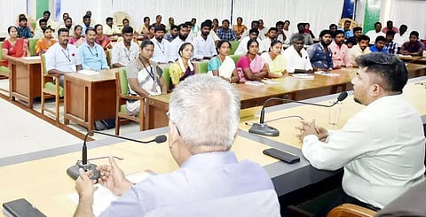 புதிதாக பணிநியமனம் செய்யப்பட்ட கிராம உதவியாளர்களுக்கு அடிப்படை பயிற்சி வகுப்பை கலெக்டர் ஜெயசீலன் தொடங்கி வைத்தார்.