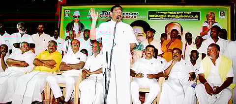 கூட்டத்தில் முன்னாள் அமைச்சர் மா.பா.க.பாண்டியராஜன் பேசியபோது எடுத்த படம்.