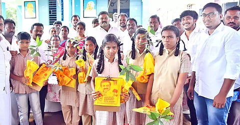 முதல்-அமைச்சர் மு.க.ஸ்டாலின் பிறந்த நாளை முன்னிட்டு பள்ளி மாணவ- மாணவிகளுக்கு கல்வி உபகரணங்கள், மரக்கன்றுகளை தி.மு.க. வடக்கு மாவட்ட செயலாளர் ராஜா
எம்.எல்.ஏ. வழங்கிய காட்சி.
