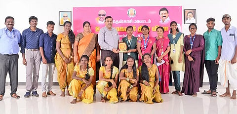 போட்டியில் வெற்றி பெற்றவர்களுக்கு கலெக்டர் துரை ரவிச்சந்திரன் பரிசு வழங்கிய காட்சி