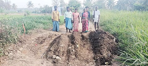  டிராக்டரில் விவசாய நிலத்திற்கு மாட்டு சாணம் ஏற்றிச்சென்ற வாகனத்தை மறித்து சாலையில் கொட்டப்பட்டது.