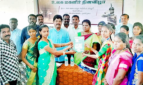 அரசு கல்லூரியில் நடந்த மகளிர் தின விழாவில் மாணவ-மாணவிகள் கொண்டார்.