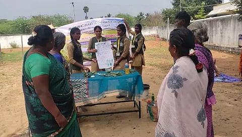 வேளாண் கல்லூரி மாணவிகள் செயல்விளக்கம் அளித்த காட்சி.