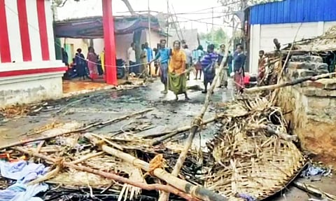 தீ விபத்தில் எரிந்து சேதமடைந்த திருமண பந்தல்.