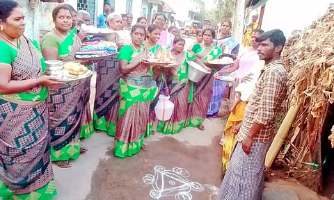 வீட்டு உபயோகப் பொருட்கள் வழங்கிய மகளிர் சுயஉதவி குழு.