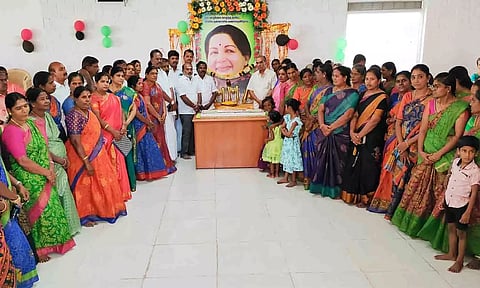 அதிமுக சார்பில் மகளிர் தின கொண்டாட்டம் நடைபெற்ற காட்சி.