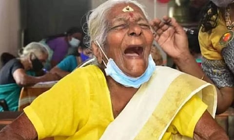 டெல்லியில் நடக்கும் பாராட்டு விழாவில் பங்கேற்க கேரளாவில் இருந்து விமானத்தில் செல்லும் 106 வயது மூதாட்டி