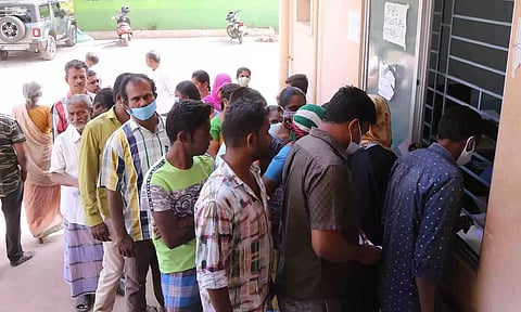 திருப்பூர் அரசு ஆஸ்பத்திரியில் மருந்து வாங்க காத்திருந்த பொதுமக்கள்.