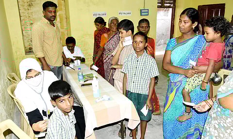 தமிழகத்தில் வைரஸ் காய்ச்சலை கட்டுப்படுத்த 1000 முகாம்களில் மக்களுக்கு சிகிச்சை