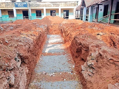 செங்கோட்டை கீழுர் தபால் நிலையத்தையொட்டி பிரதான குறுகிய சாலையில் கொட்டிக்கிடக்கும் மணல், ஜல்லிகள்.