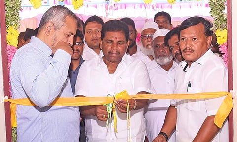 அமைச்சர் அனிதா ராதாகிருஷ்ணன் கட்டிடத்தை திறந்து வைத்த போது எடுத்த படம். 