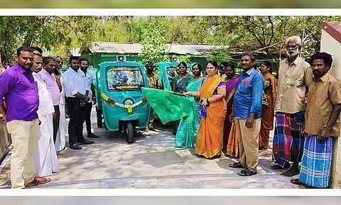 புதிய பேட்டரி வாகனங்களை பேரூராட்சி தலைவர் சாரதா பொன் இசக்கி கொடியசைத்து தொடங்கி வைத்த காட்சி.